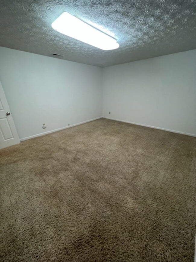 Building Photo - Gorgeous Eagle River Home w/ Open Concept Layout!