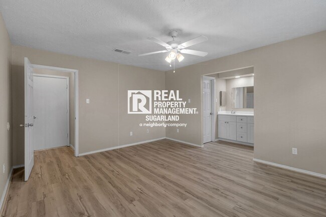 Building Photo - Charming Sugar Land Home: Modern Comfort & Great Location