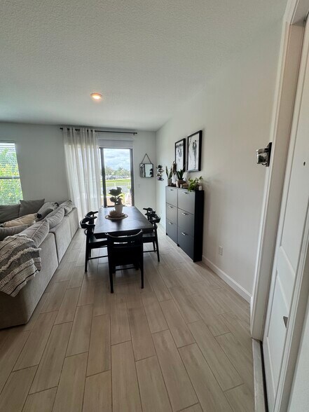 Building Photo - 1011 White Oak Ter