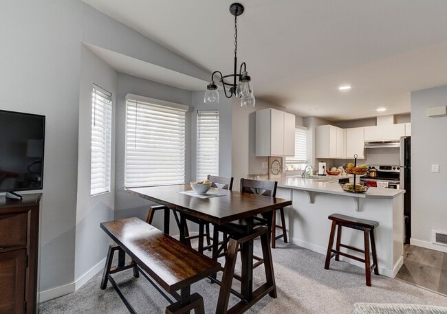 Building Photo - Second Story 2 bed 2 bath condo