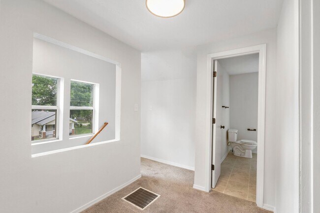 Building Photo - 3 bedroom | 2 bathroom | PETS WELCOME!