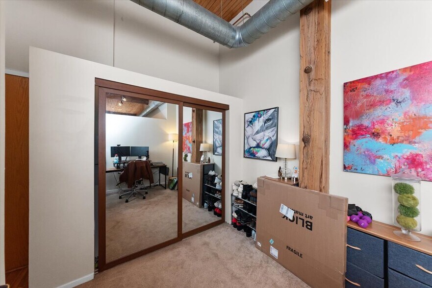 Building Photo - 2333 W Saint Paul Ave