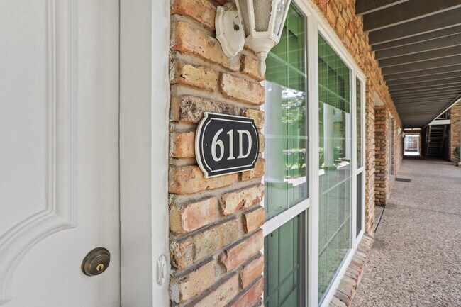 Building Photo - 2121 Fountain View Dr