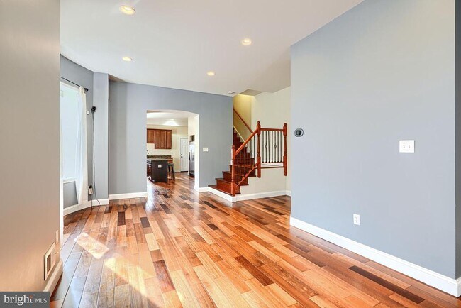 Building Photo - 2200 Brookfield Ave