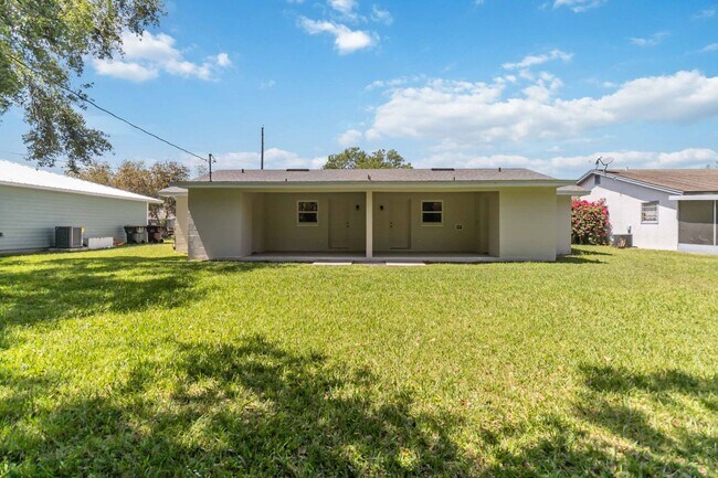 Building Photo - MOVE IN SPECIAL-Beautiful Newly Renovated 2/1 Duplex in St. Cloud Close To Lakefront