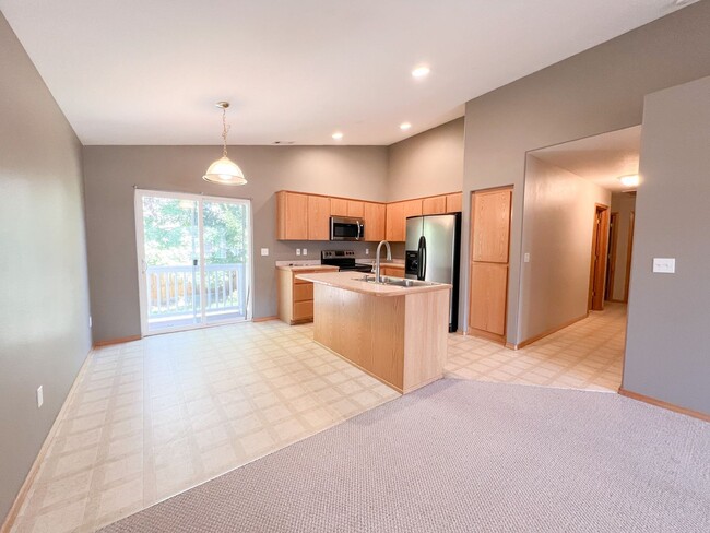 Building Photo - Three Bedroom, Two Bath House in Southview