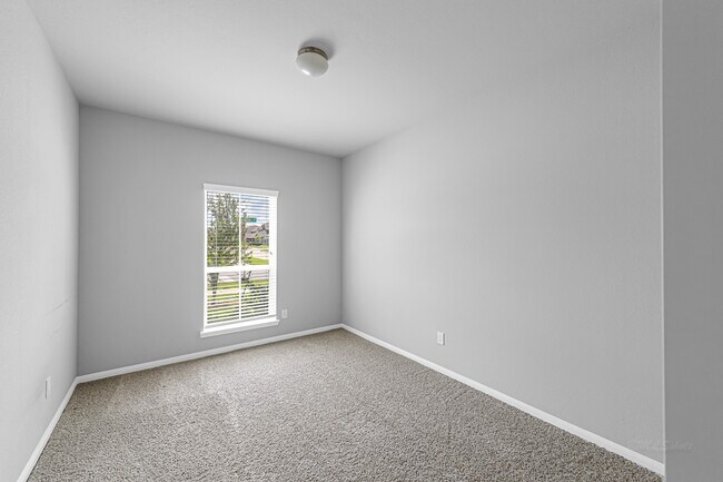 Building Photo - 5462 Grand View Dr