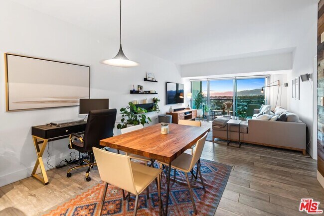 Building Photo - 13700 Marina Pointe Dr