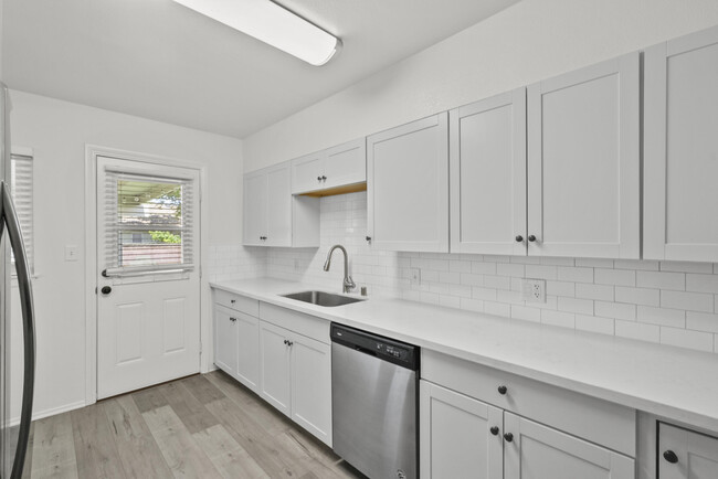 Building Photo - 809 W Ave J 10