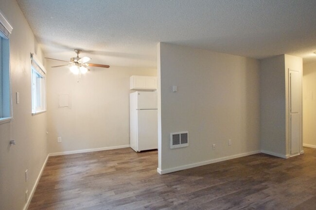 Building Photo - Spacious Ground-Floor One-Bedroom in Desir...