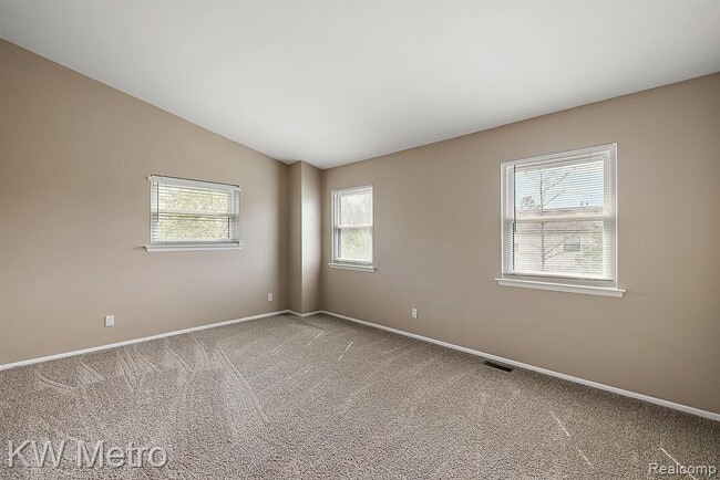 Building Photo - 5652 Drake Hollow Dr E