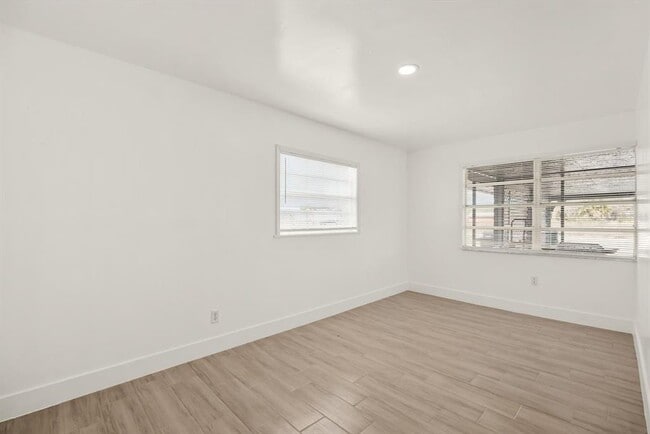 Building Photo - 31300 US-441