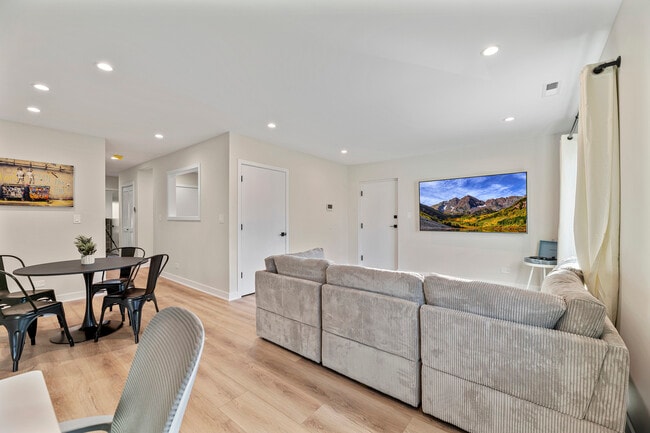 Building Photo - 7109 N Western Ave