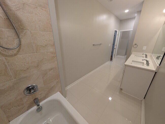 Building Photo - Room in House on Stone Mountain Dr