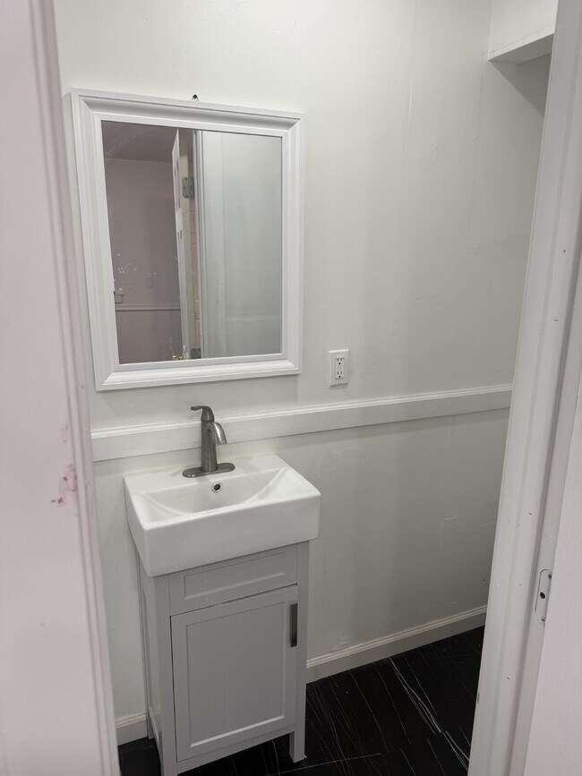 Building Photo - 521 Hoyt St