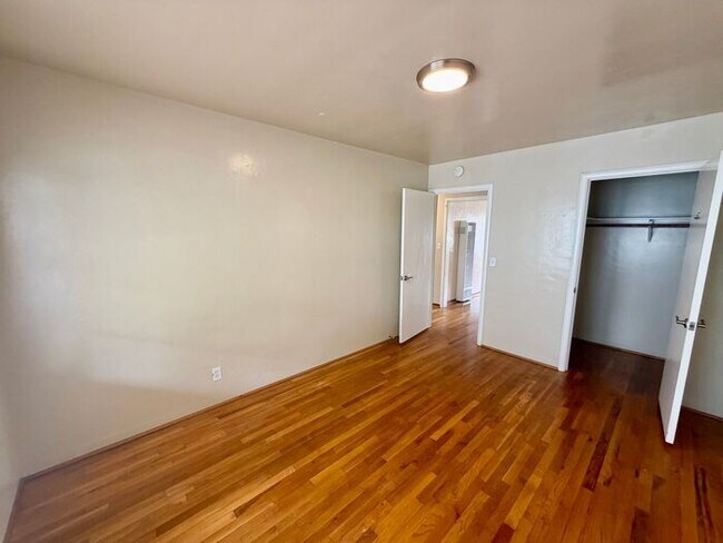 Building Photo - 2 bedroom 1 bath apartment in Downtown Monterey!
