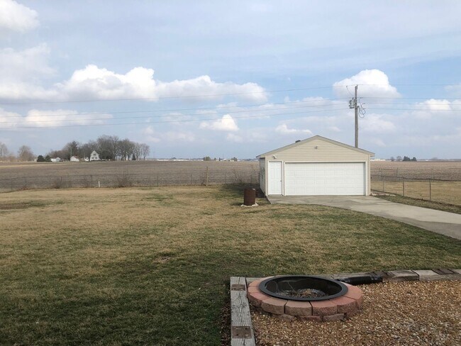 Building Photo - Beautiful 3BR home rural Bloomington with large lot. Recently refurbished and modernized