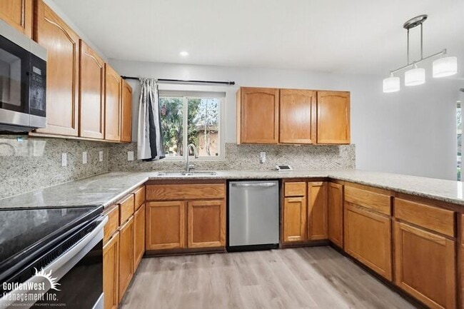 Building Photo - Stunning 3Bdm 2Ba Home with Fenced Patio and 2-Car Garage in San Diego