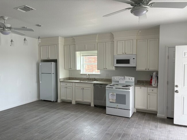 Building Photo - 307 Rosalinda Dr