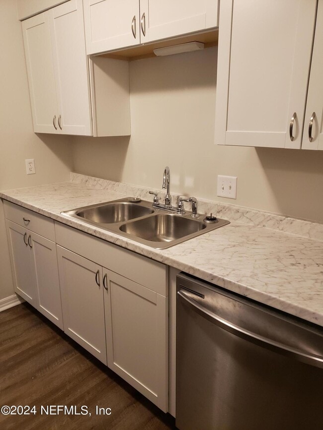 Building Photo - 466 Lombard St