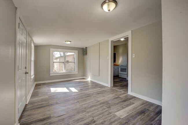 Building Photo - Freshly Updated 3 Bedroom Home