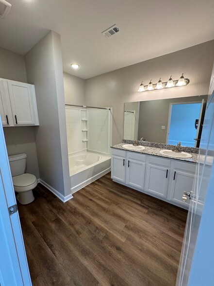 Building Photo - 450 Houston Ridge Dr
