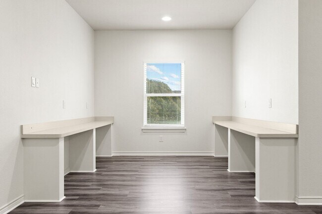 Building Photo - * MOVE IN SUMMER 07/03/2027 * 6 Bed 4 Bath Home, Walk to TCU Light Housekeeping Included