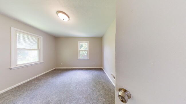 Building Photo - 1st MONTH FREE - Bellaire / Puritas Area -...