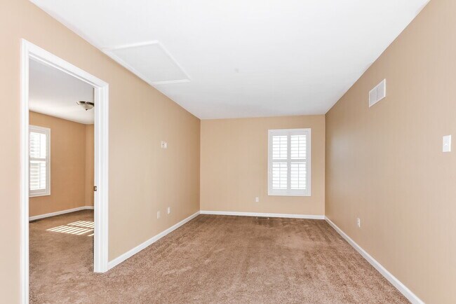 Building Photo - 428 Red Coat Tr