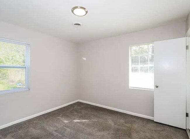Building Photo - 2910 Dahlia Dr