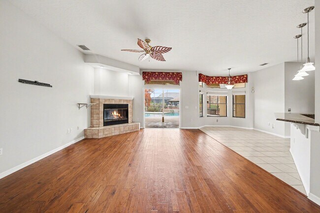 Building Photo - Canal front home!