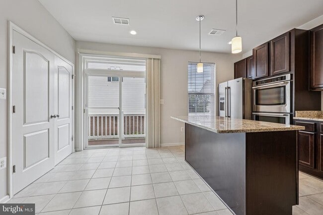 Building Photo - 1613 Wesbourne Dr