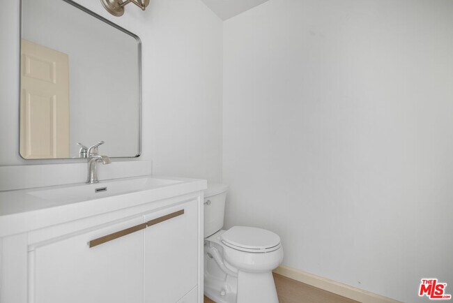 Building Photo - 1120 W 110th St