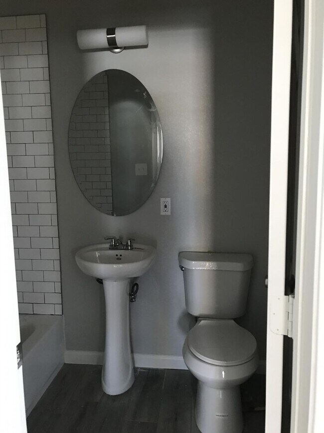 Interior Photo - 811 May