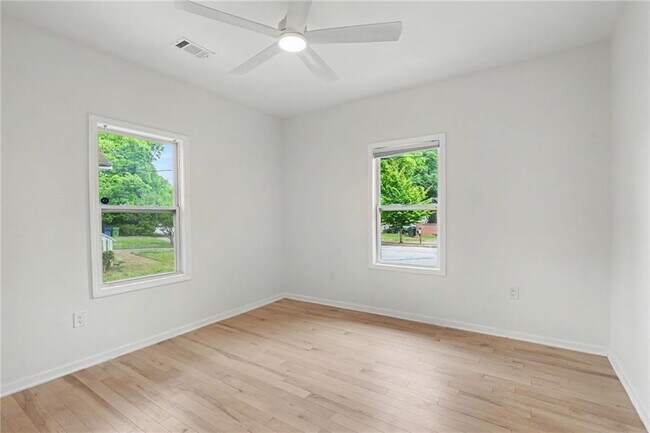 Building Photo - 827 Elbert St SW