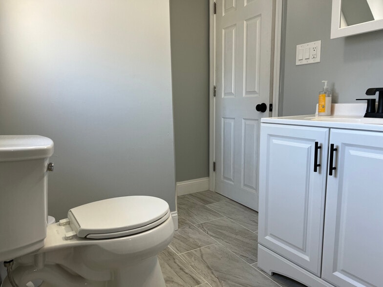 Building Photo - 58 Maple St