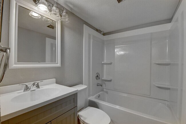 Building Photo - 4 bedroom, 2 bath home with 2 car garage, with mountain views