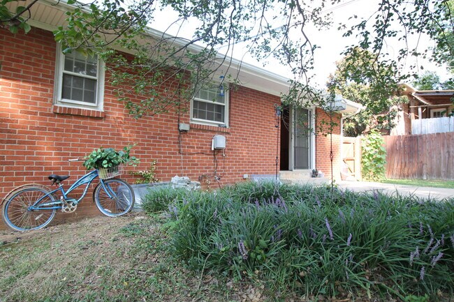 Building Photo - 2906 Brigadoon Pkwy