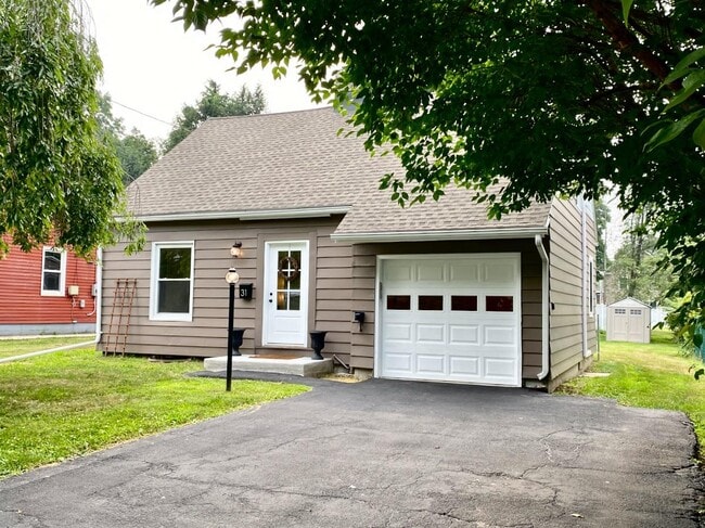 Primary Photo - 31 Ziegler Ave
