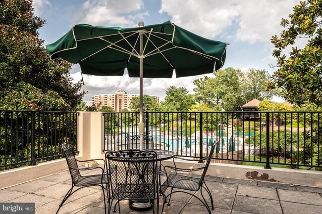 Building Photo - 307 Yoakum Pkwy