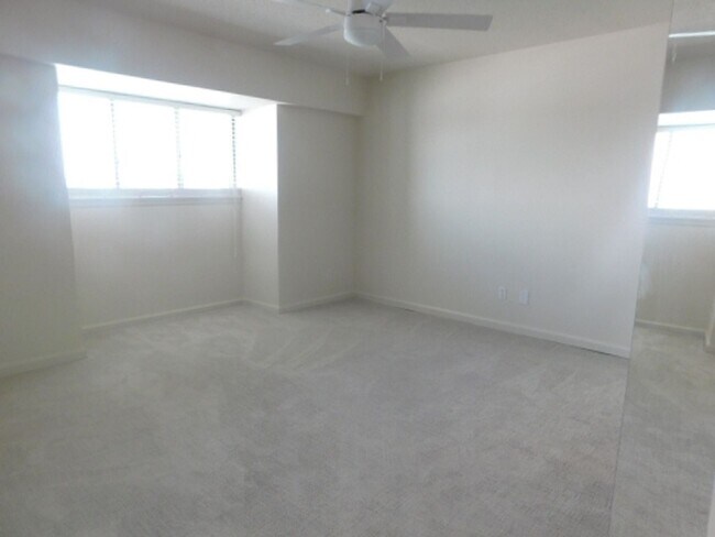 Building Photo - Remodeled 2 Bedroom 2 Bath Condo Over Looking Broad Creek