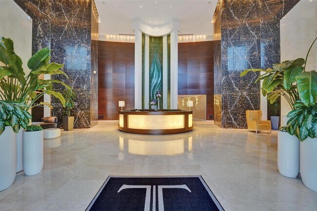 Building Photo - 16001 Collins Ave
