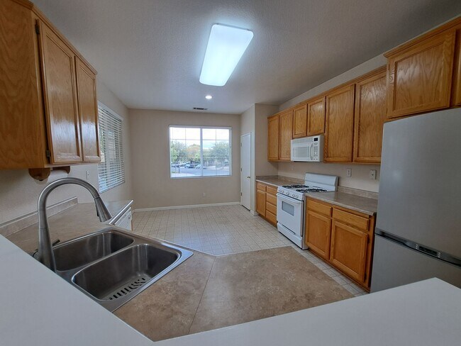 Building Photo - Expansive 3 bedroom/2.5 Bath Home in Corde...
