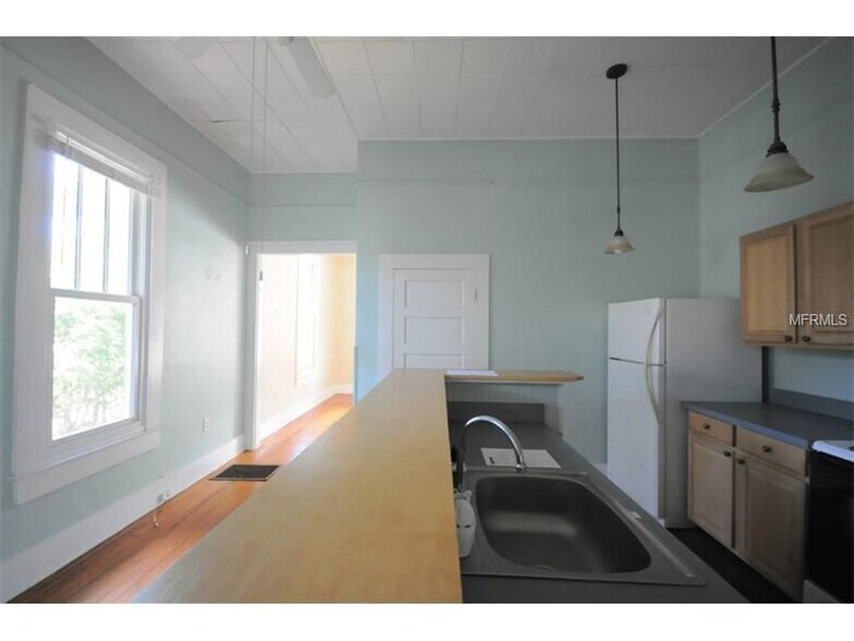 Building Photo - 518 E Lemon Ave