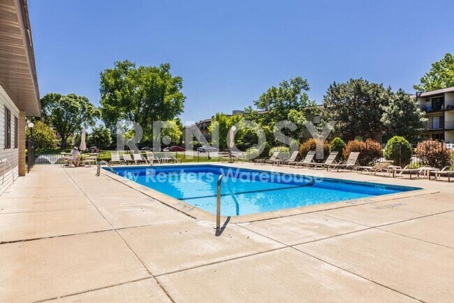 Building Photo - Very Nice 2BD/2BA Condo In Roseville!!!