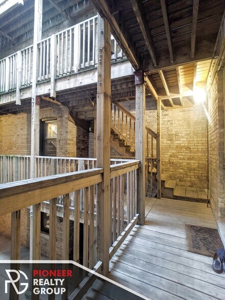 Building Photo - 1446 W Byron St