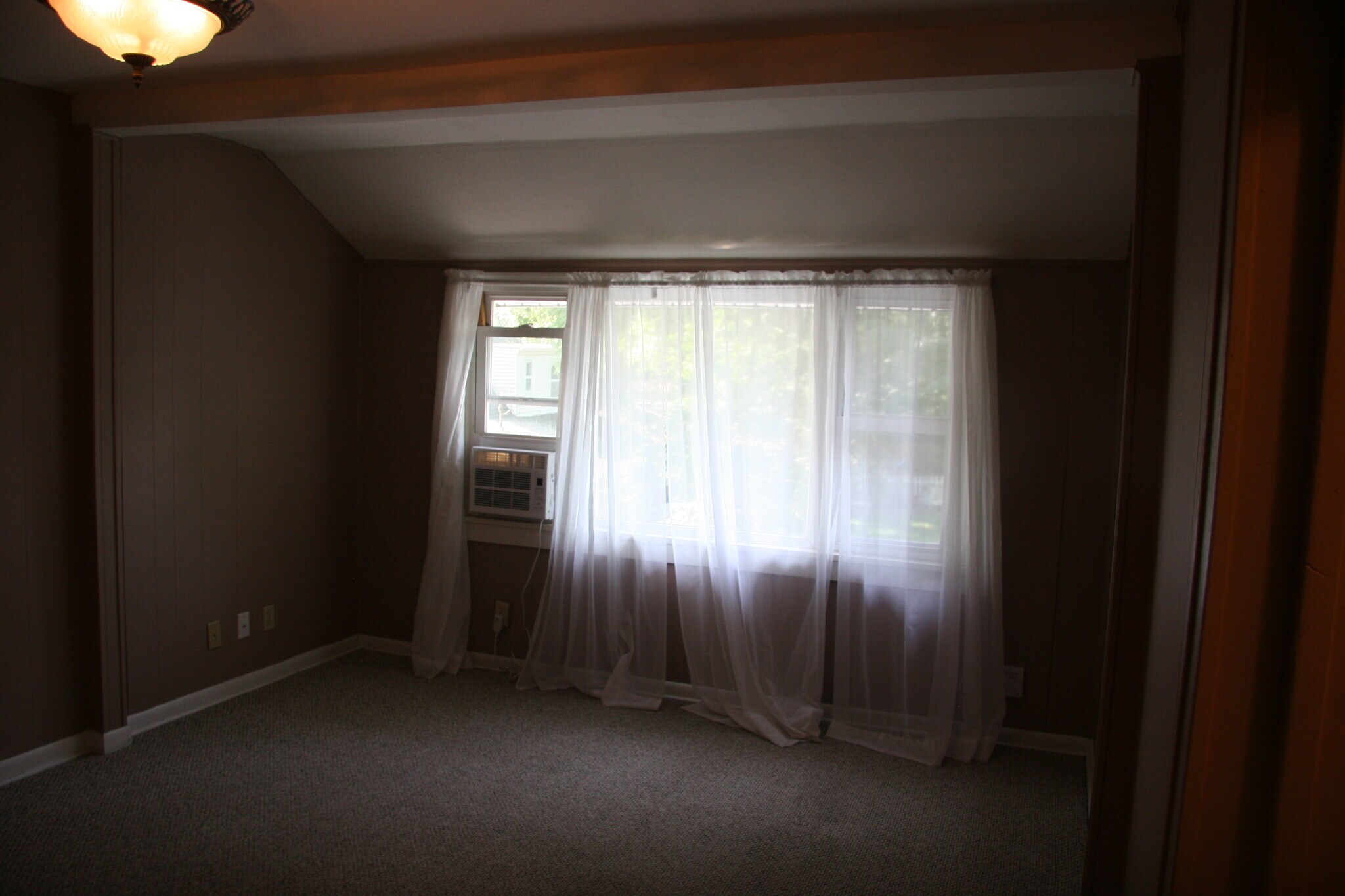 Building Photo - 491 Robinson St