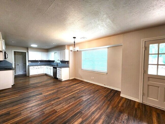 Building Photo - 4 Bed 2.5 Bath 2 Car Garage in Camelot Addition NW OKC