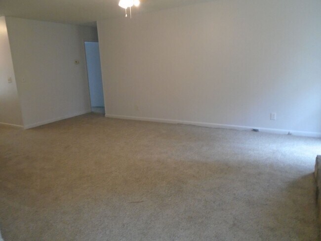 Building Photo - Renovated 3BD/2BA Single Family Home Avail...