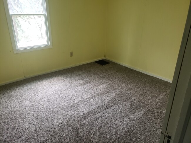 Building Photo - 247 Henricks Rd